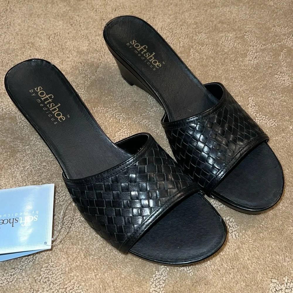 NWT SoftShoe by Medicus Black Slip on Sandal, 11M